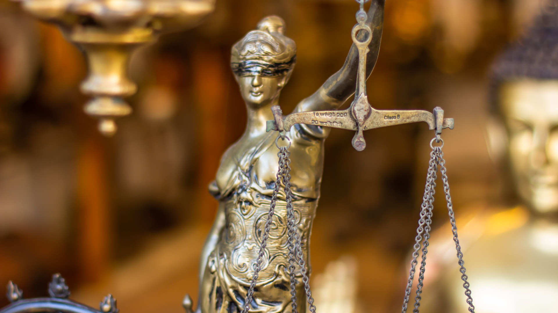 Estatua de la Justicia con balanza dorada, símbolo del derecho y la equidad